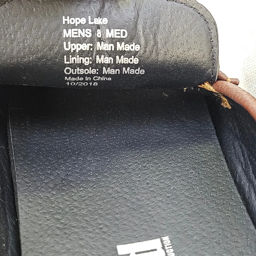 Kenneth Cole Unlisted minimal signs